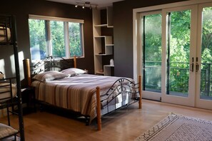 7 Schlafzimmer, Schreibtisch, Bügeleisen/Bügelbrett, Reisekinderbett