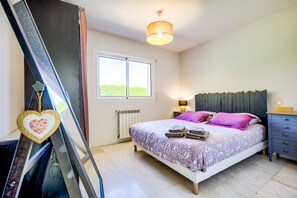 1 bedroom, iron/ironing board, WiFi, bed sheets - 'Côté Jardin Parc Saint Martin' Apartment with Shared Garden and Wi-Fi (Pompignac)