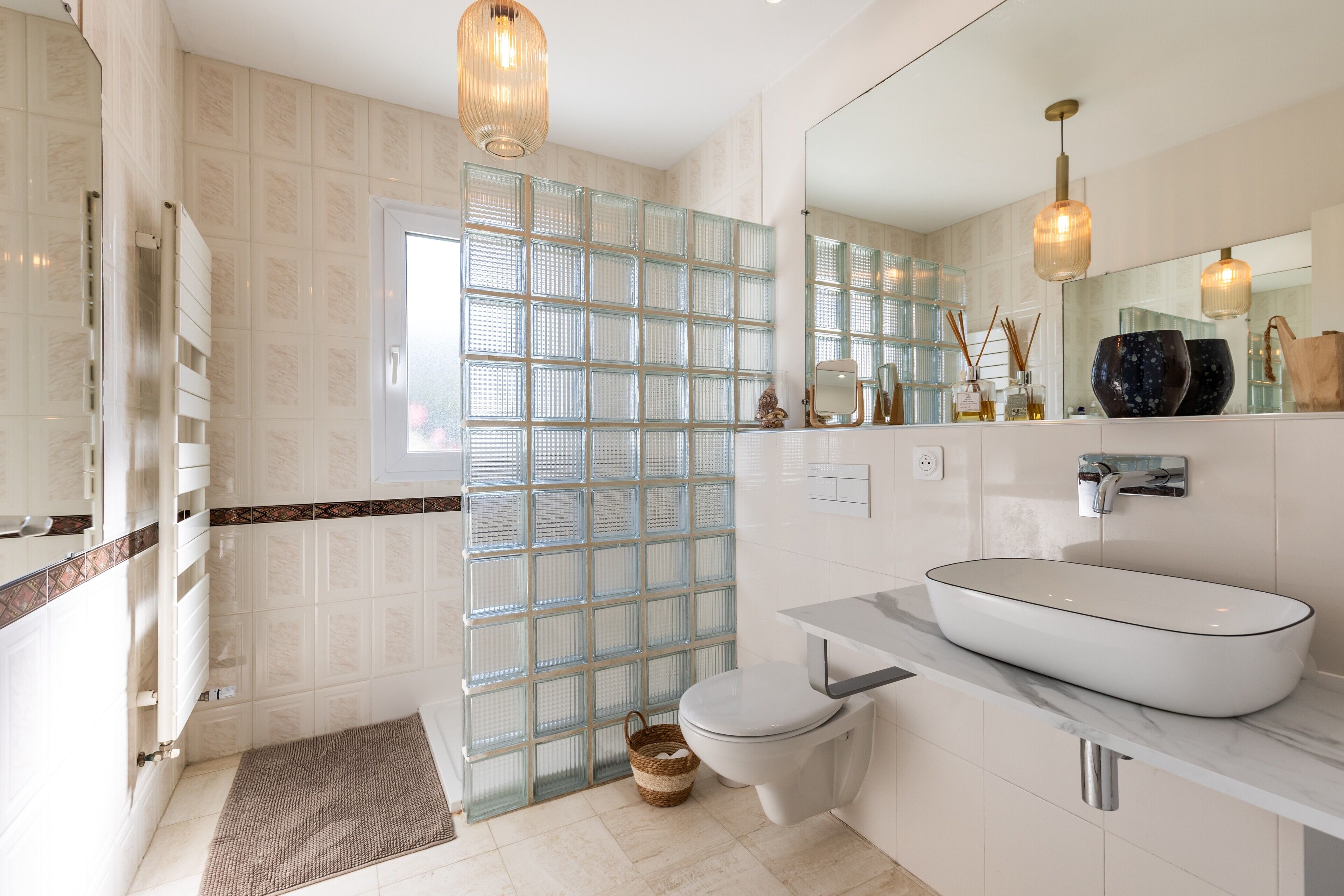 Een douche, een haardroger, handdoeken