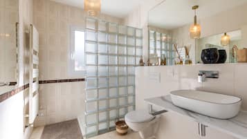 Douche, sĂšche-cheveux, serviettes fournies