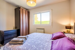 1 bedroom, iron/ironing board, WiFi, bed sheets - 'Côté Jardin Parc Saint Martin' Apartment with Shared Garden and Wi-Fi (Pompignac)