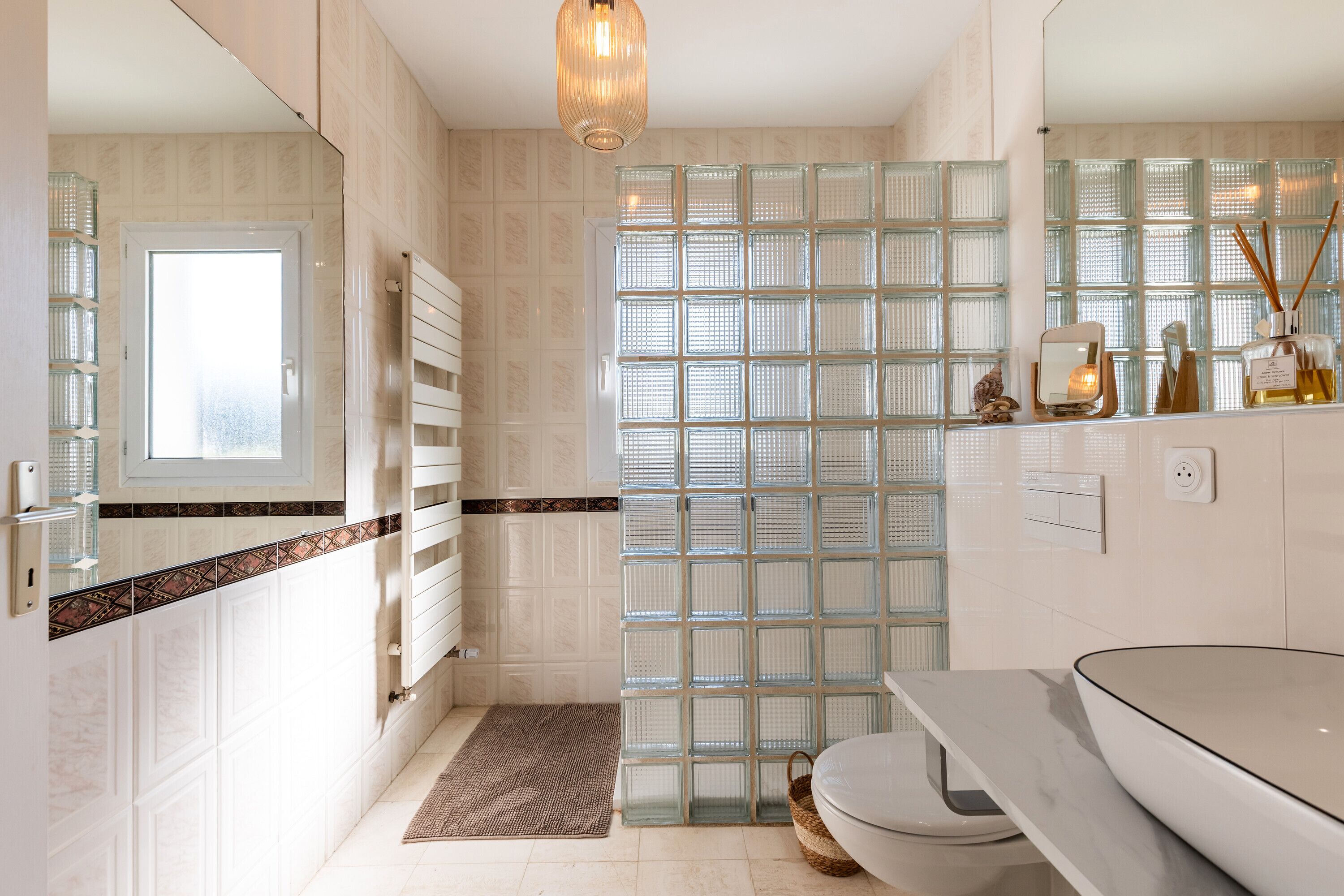 Douche, sèche-cheveux, serviettes fournies