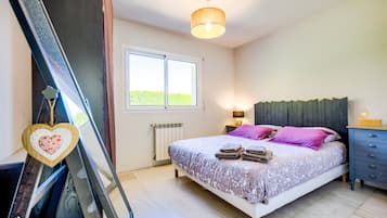 Tabla de planchar con plancha, wifi y ropa de cama