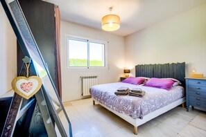 Tabla de planchar con plancha, wifi y ropa de cama