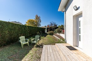 Terrace/patio - 'Côté Jardin Parc Saint Martin' Apartment with Shared Garden and Wi-Fi (Pompignac)