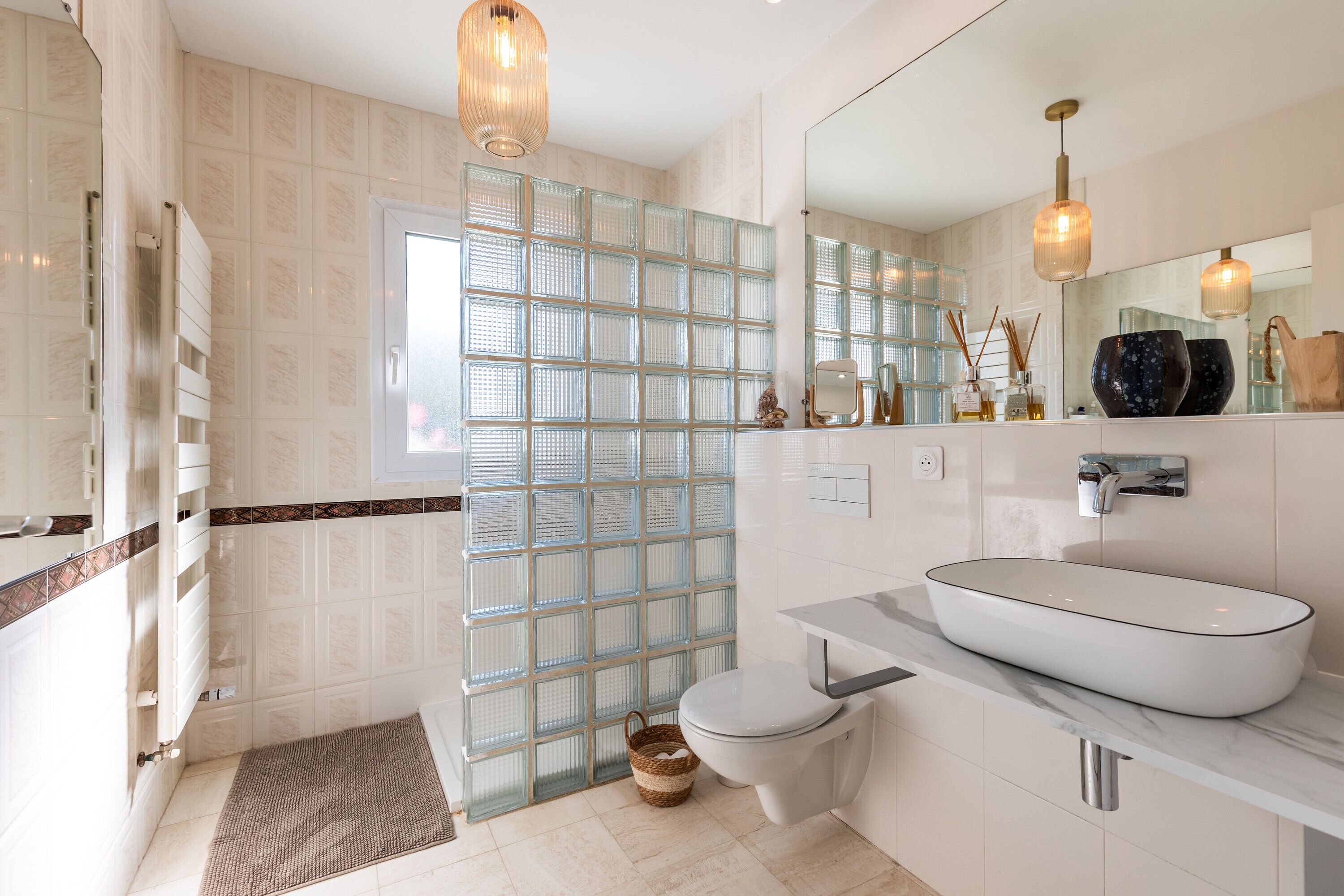 Suihku, hiustenkuivaaja, pyyhkeet