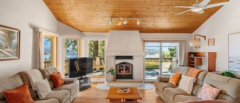 Fernseher, Kamin, Tischfußball