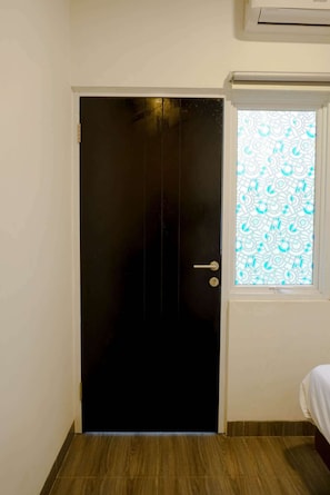 Comfort Room, Courtyard View | Desk, laptop workspace, free WiFi