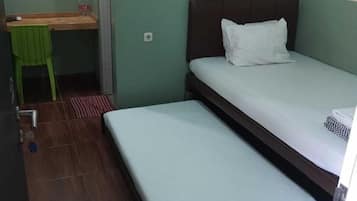 Quarto conforto, vista para o pátio | Escrivaninha, espaço de trabalho para notebook, Wi-Fi de cortesia