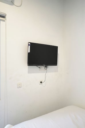 Comfort Room, Courtyard View | Desk, laptop workspace, free WiFi
