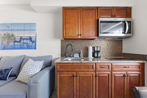 Studio, 1 King Bed, Balcony, Ocean View (Ocean Jewels Club 363) | Interior