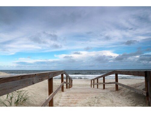 Vintage 2-bedroom cottage in North Myrtle Beach
Two blocks from the ocean.