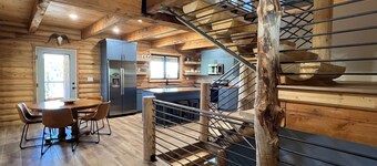 Enchanting log cabin in Beaver near Eagle Point, sleeps 20+