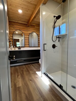 Dusch, hårtork, handdukar och tvål