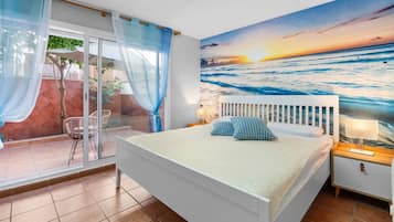 Tabla de planchar con plancha, wifi y ropa de cama