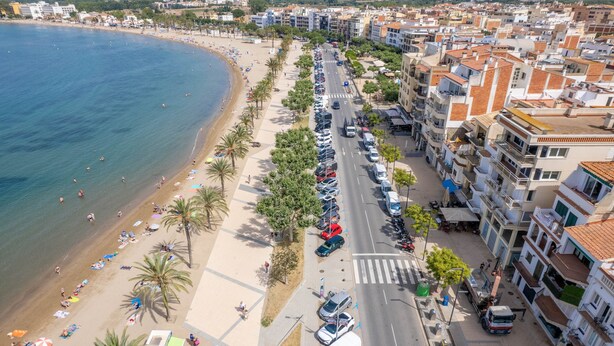 A coastal cityscape with a beach, parked cars, and buildings along the street. - Holiday Home 'Deti' with Private Terrace and Wi-Fi (Roses)