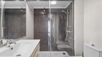 Shower, hair dryer, towels