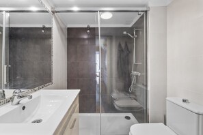 Dusch, hårtork och handdukar