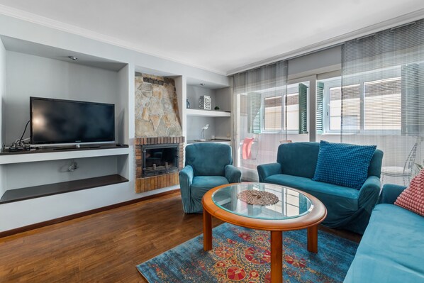 Télévision, cheminée