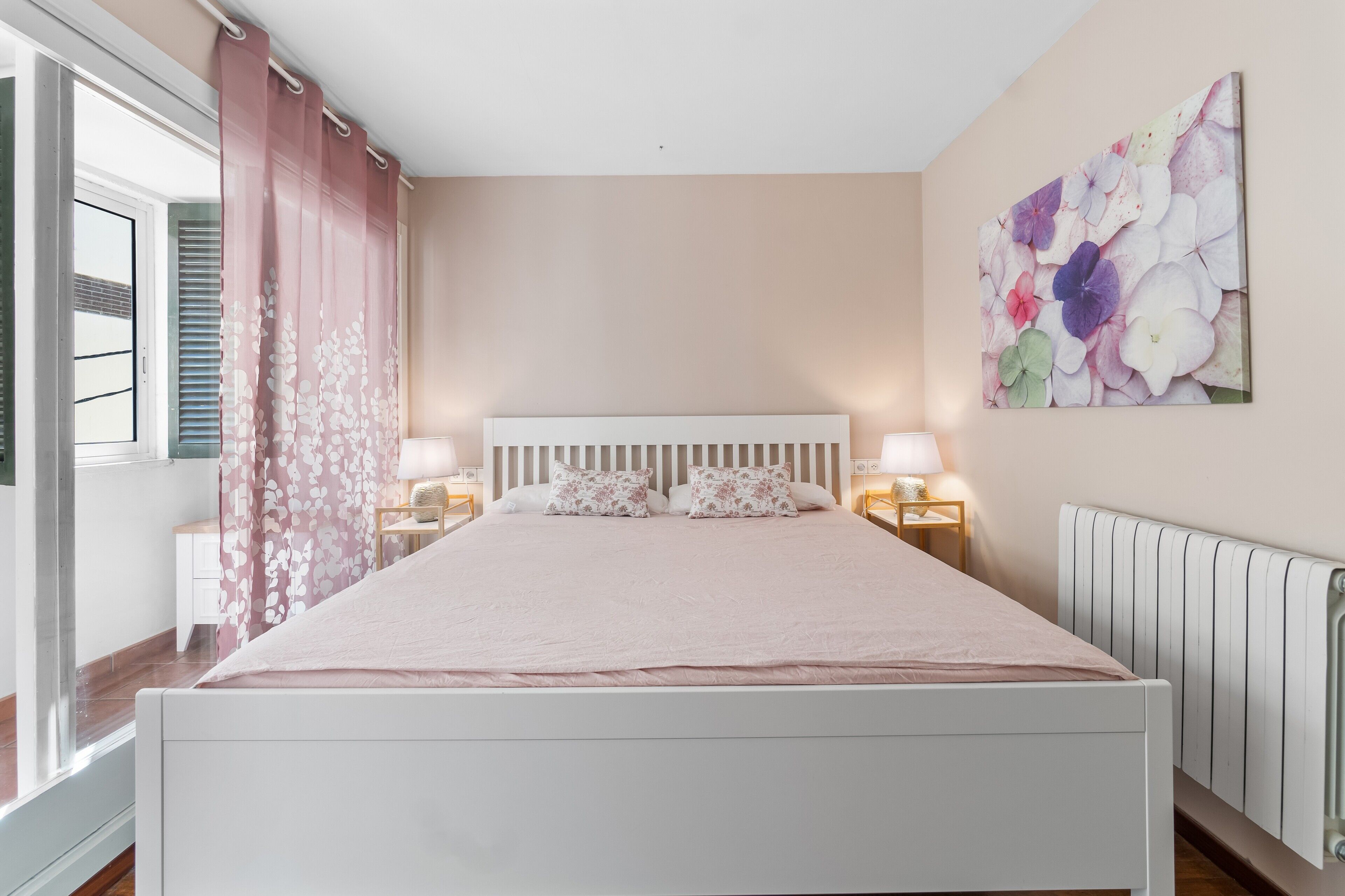 4 bedrooms, desk, iron/ironing board, WiFi