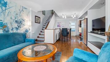 Una televisión, una chimenea