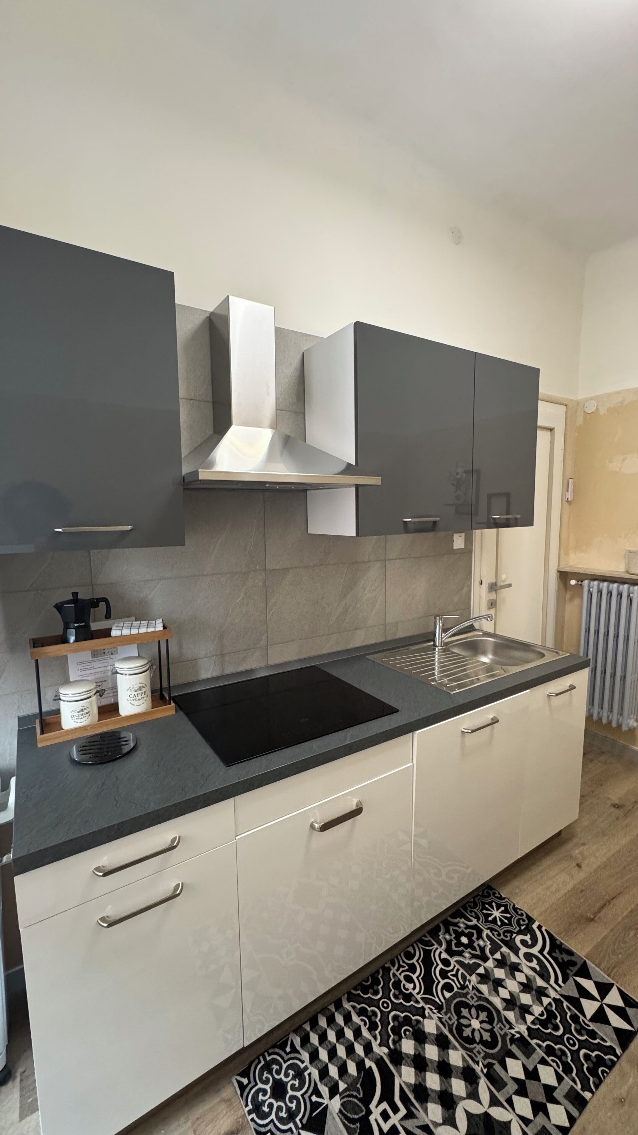 Réfrigérateur, micro-ondes, plaque de cuisson, lave-vaisselle