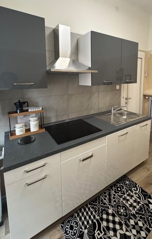 Fridge, microwave, stovetop, dishwasher