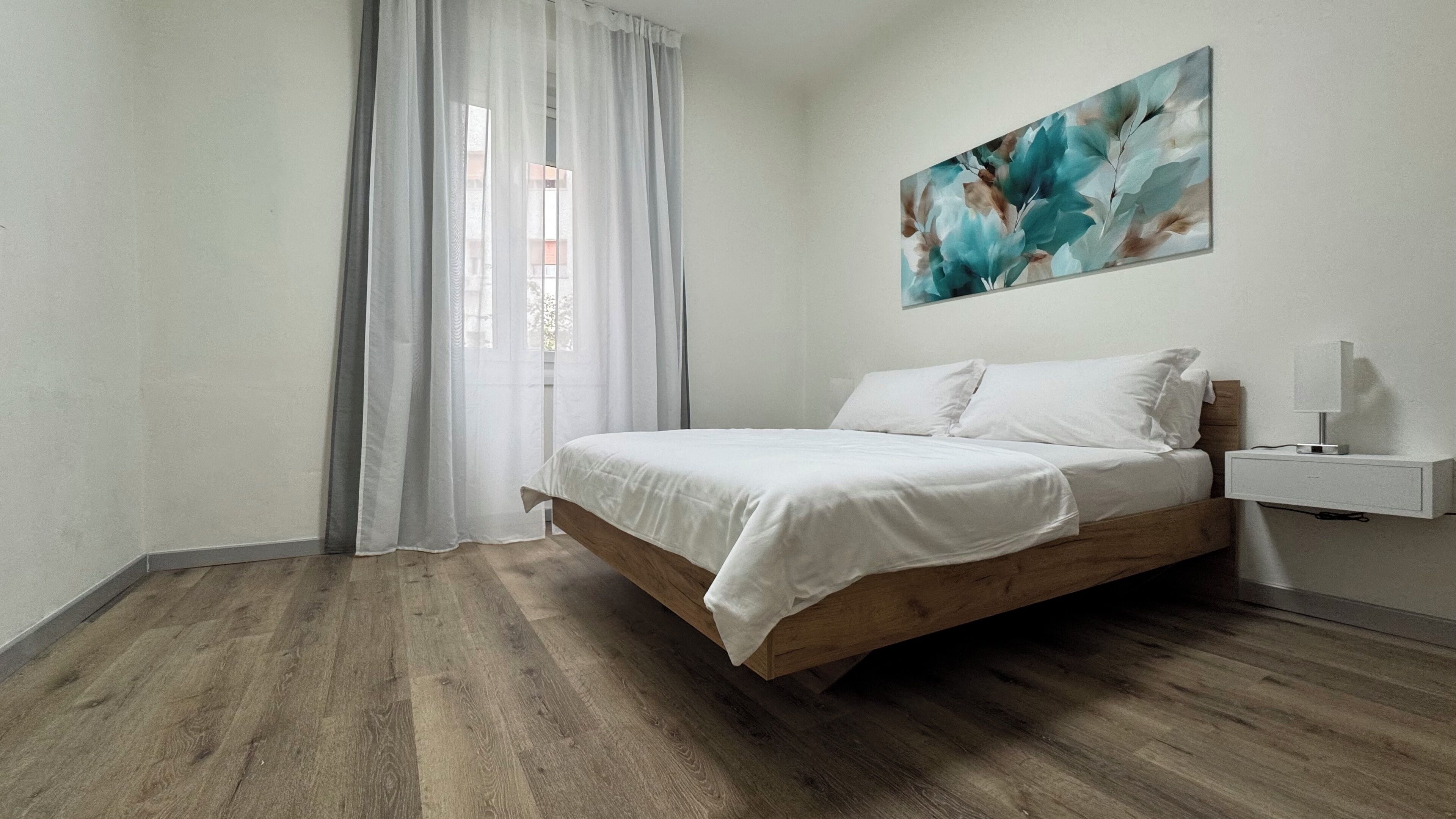 1 dormitori, caixa forta a l'habitació i planxa i posts de planxar 