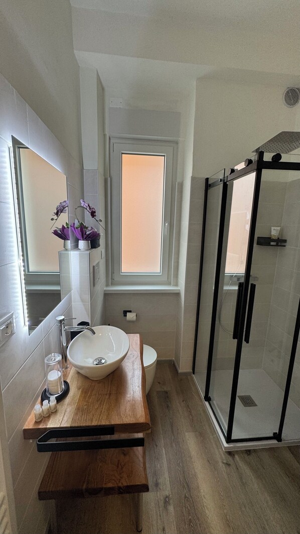 Dusche, Haartrockner, Bidet, Handtücher