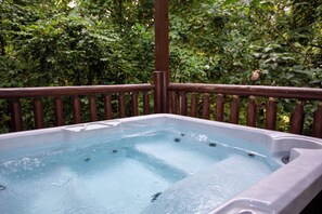 Outdoor spa tub - Smoky Mtn Oasis - 3BR Cabin, Hot Tub, Grill, Game room & Mountain Vibes (Sevierville)