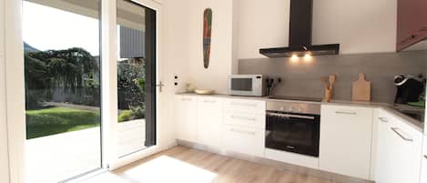 Maison, patio, vue montagne | Cuisine privée | Réfrigérateur, micro-ondes, four, plaque de cuisson