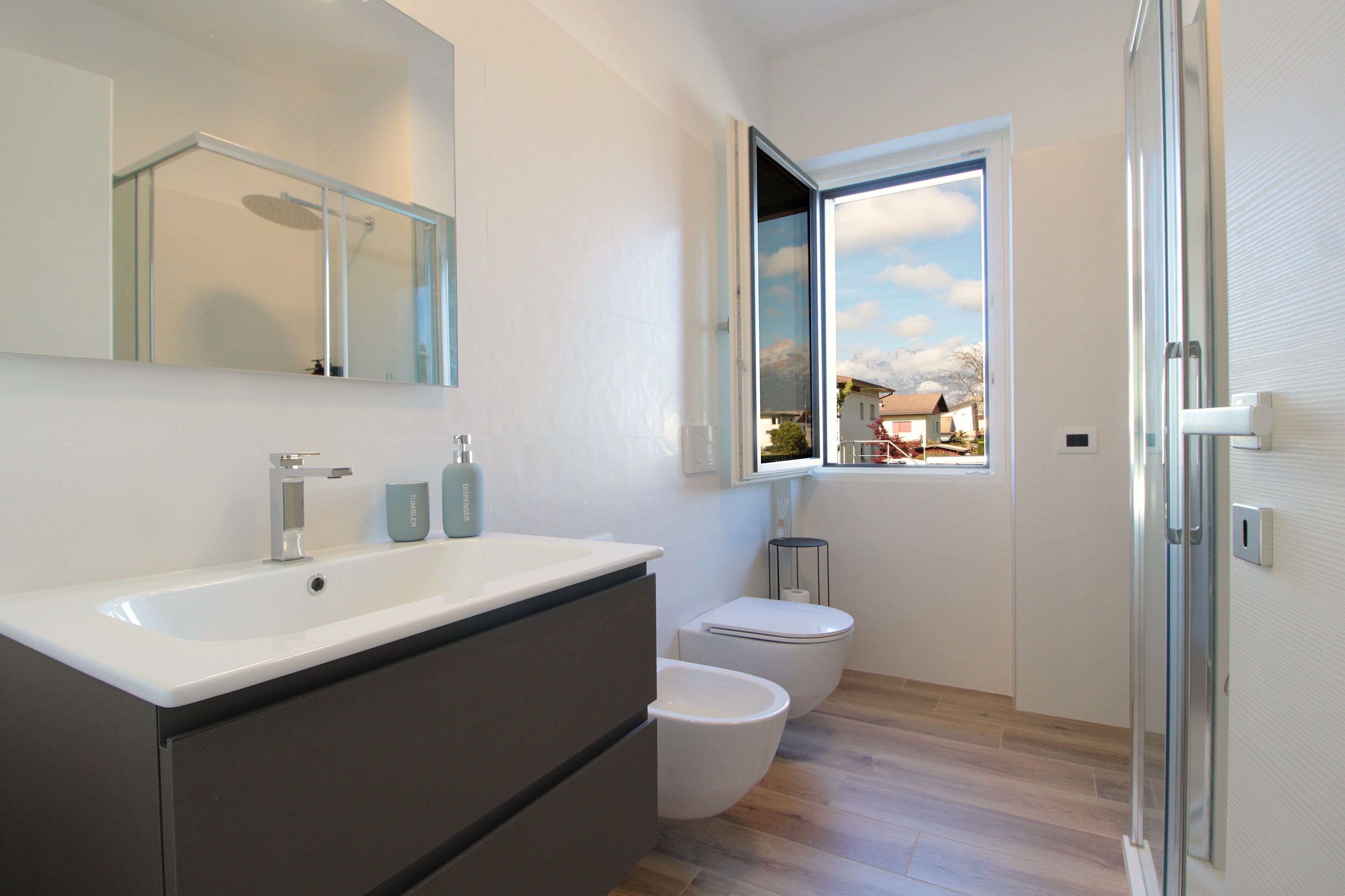 Rumah, patio, pemandangan gunung | Kamar mandi | Shower, pengering rambut, kloset, dan handuk