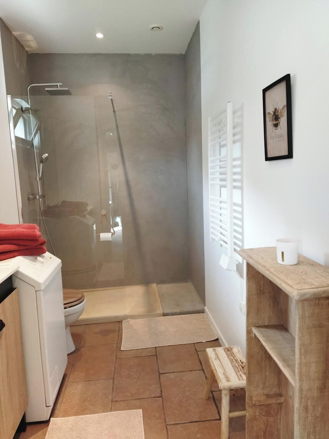 Douche, serviettes fournies, savon, papier toilette