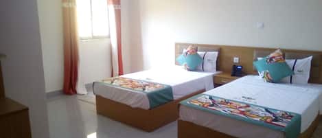 Kahden hengen standard-huone (kaksi sänkyä), osittainen järvinäköala | Työpöytä, ilmainen Wi-Fi