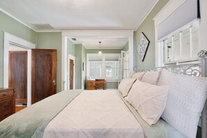 2 bedrooms, WiFi, bed sheets - 1921 2BD/1BTH Bungalow - Historic Winter Garden, Steps to Plant St, Dogs Welcome (Winter Garden)