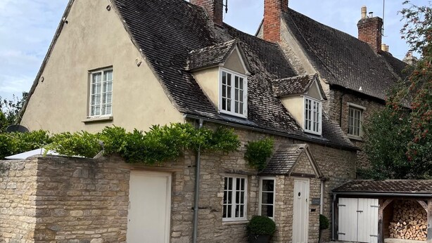 Il s’agit d’un bâtiment traditionnel en pierre, doté d’un toit en pente, de plusieurs cheminées et d’une allée gravillonnée.