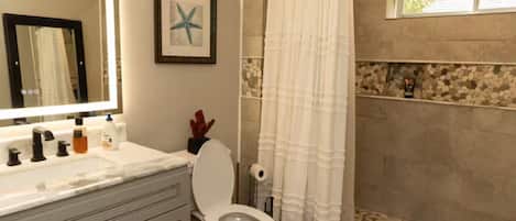 Dusche, Haartrockner, Handtücher, Seife