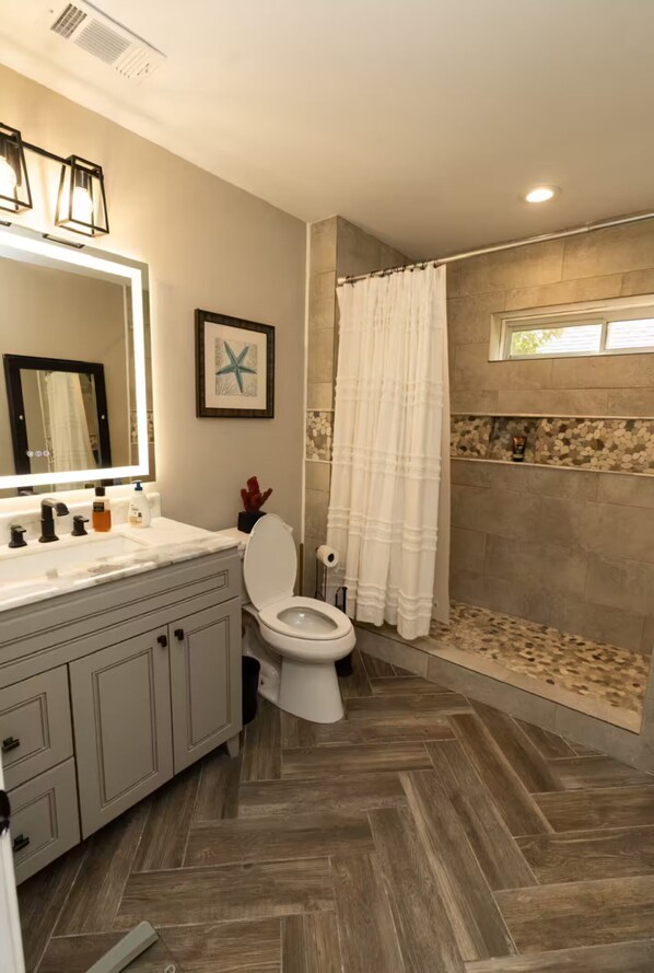 Douche, sèche-cheveux, serviettes fournies, savon