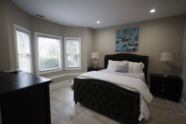 3 quartos, escrivaninha, ferros/tábuas de passar roupa