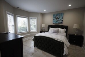 3 chambres, fer et planche à repasser, Wi-Fi, draps fournis