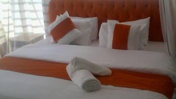 Deluxe-Doppelzimmer, Stadtblick | Kostenloses WLAN, Bettwäsche