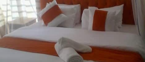 Deluxe dubbelrum - utsikt mot staden | Gratis wi-fi och sängkläder