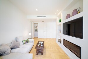 TV, fireplace
