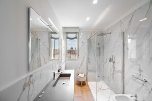 Douche, sĂšche-cheveux, bidet, serviettes fournies