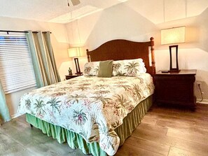 3 bedrooms, iron/ironing board, WiFi, bed sheets - Paradise Cove: 3 bedroom 2 Bath (Sebastian)