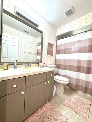 Hair dryer, towels, soap, toilet paper - Paradise Cove: 3 bedroom 2 Bath (Sebastian)