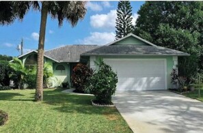 Exterior - Paradise Cove: 3 bedroom 2 Bath (Sebastian)