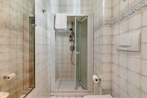 Dusj, hårføner og håndklær