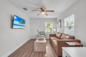 Condo, 1 giường cỡ queen và sofa giường (The Bungalows #1) | Khu phòng khách