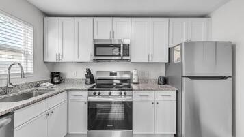 Condo, 1 giường cỡ queen và sofa giường (The Bungalows #1) | Bếp riêng